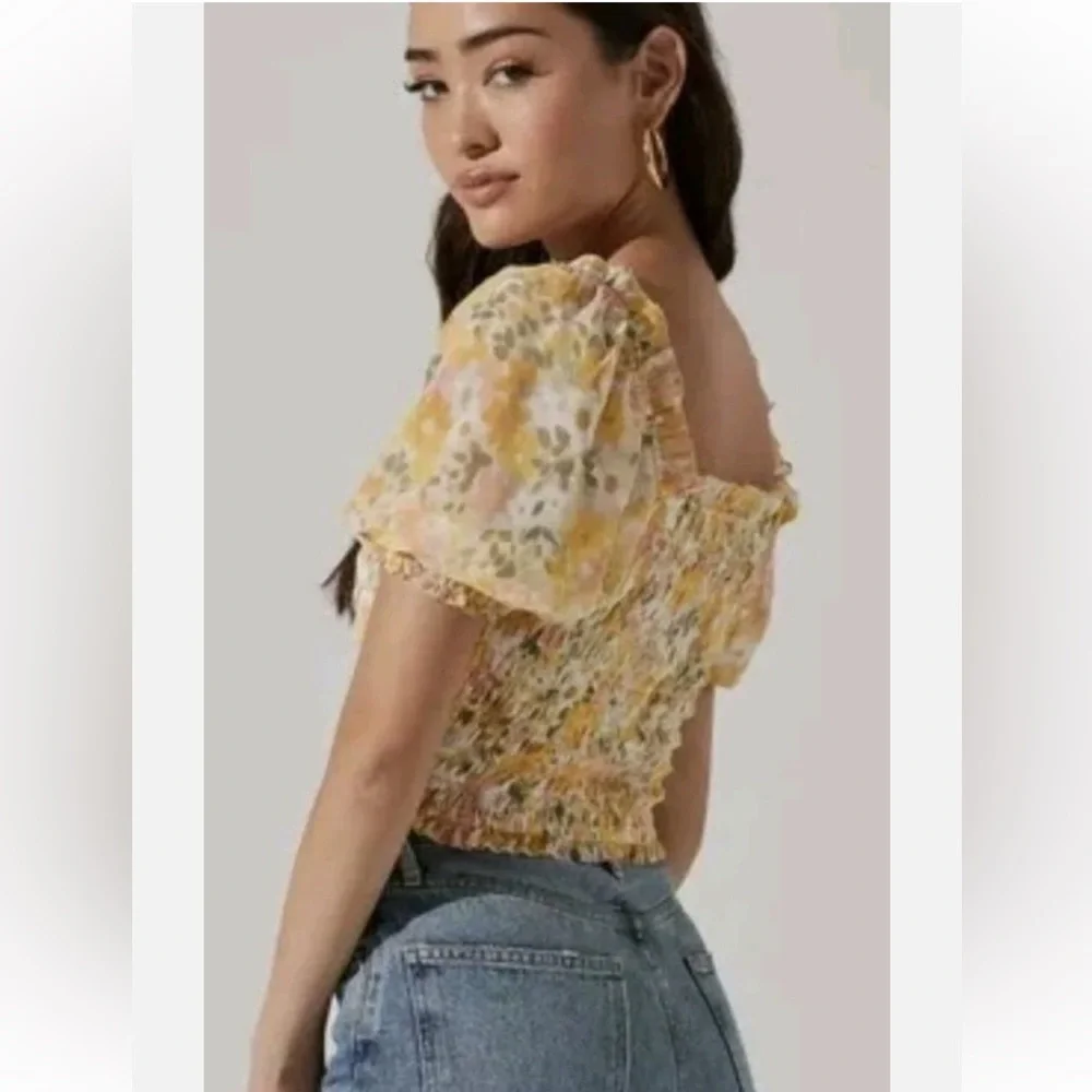 Astr the label yellow floral smocked crop top with puff sleeves.